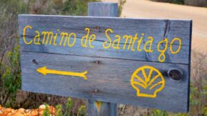 Camino_de_Santiago_idicacion_poste_madera